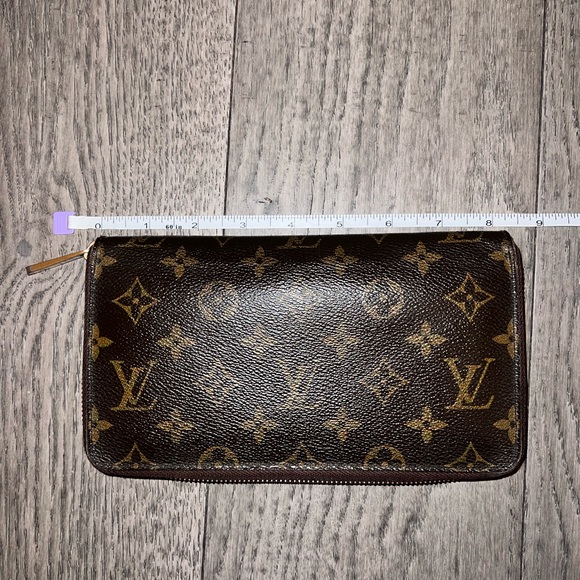 Authentic LOUIS VUITTON Monogram Zippy Organizer Wallet - Picture 13 of 15
